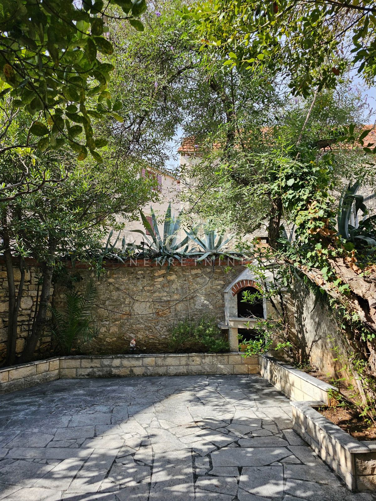 Brač, Sutivan - kamnita hiša, 1. red ob morju