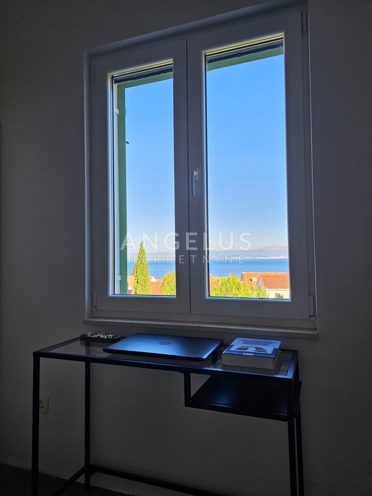 Otok Brač, Sutivan - hiša v zeleni oazi z bazenom, PRODAMO