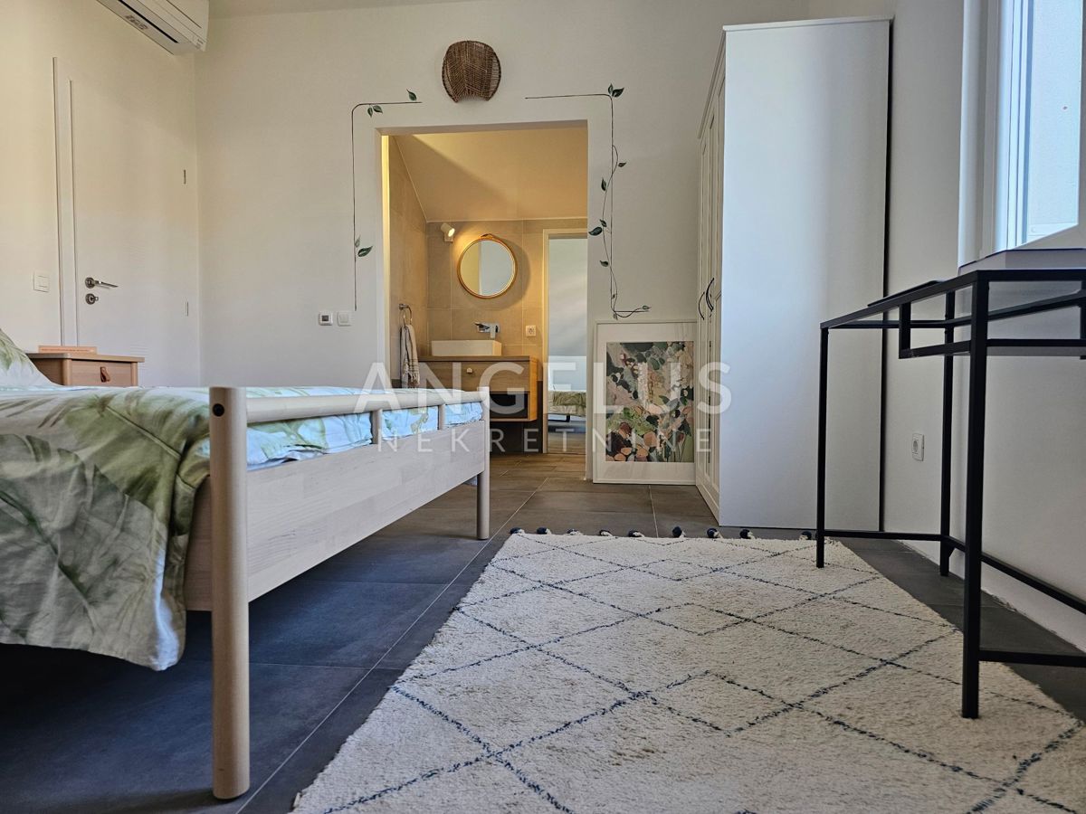 Otok Brač, Sutivan - hiša v zeleni oazi z bazenom, PRODAMO