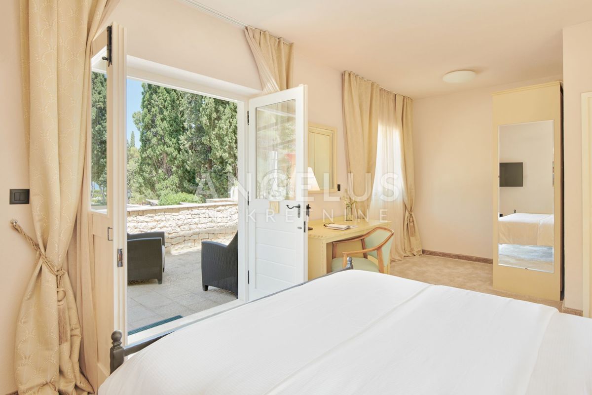 Hrvaška, Brač - Impresivna kamnita vila prva vrsta ob morju z bazenom, NAPRODAJ