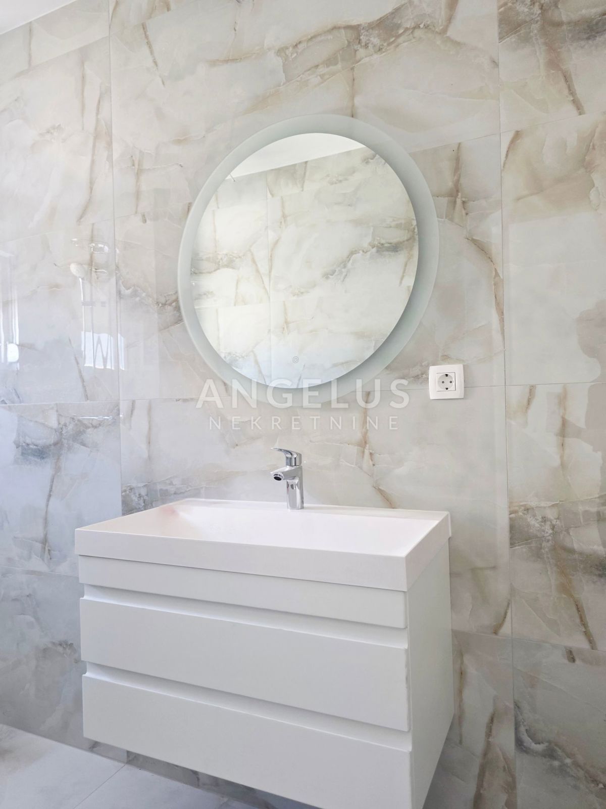 Strožanac, Podstrana - PENTHOUSE 3 stanovanje, 2 parkirišče PRODAMO