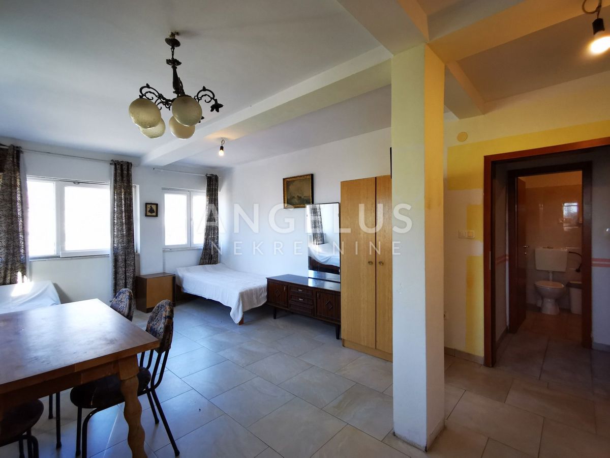 Šolta, Maslinica - enosobno stanovanje v centru Maslinice, 43 m2 PRODAJA