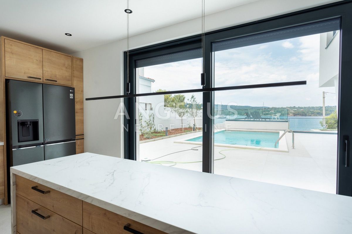 Šolta, Nečujam - novozgrajena ekskluzivna vila ob morju, PRODAJA