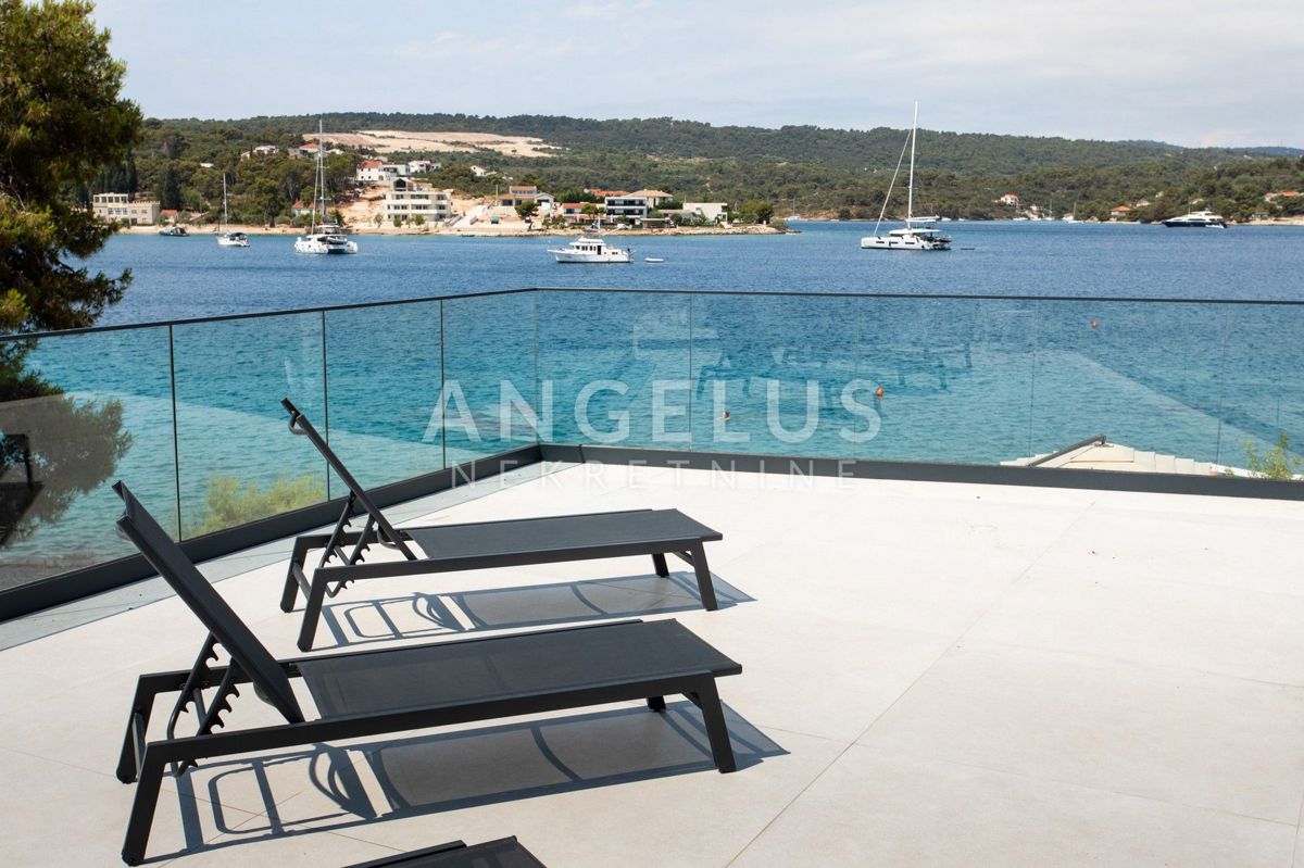 Šolta, Nečujam - novozgrajena ekskluzivna vila ob morju, PRODAJA