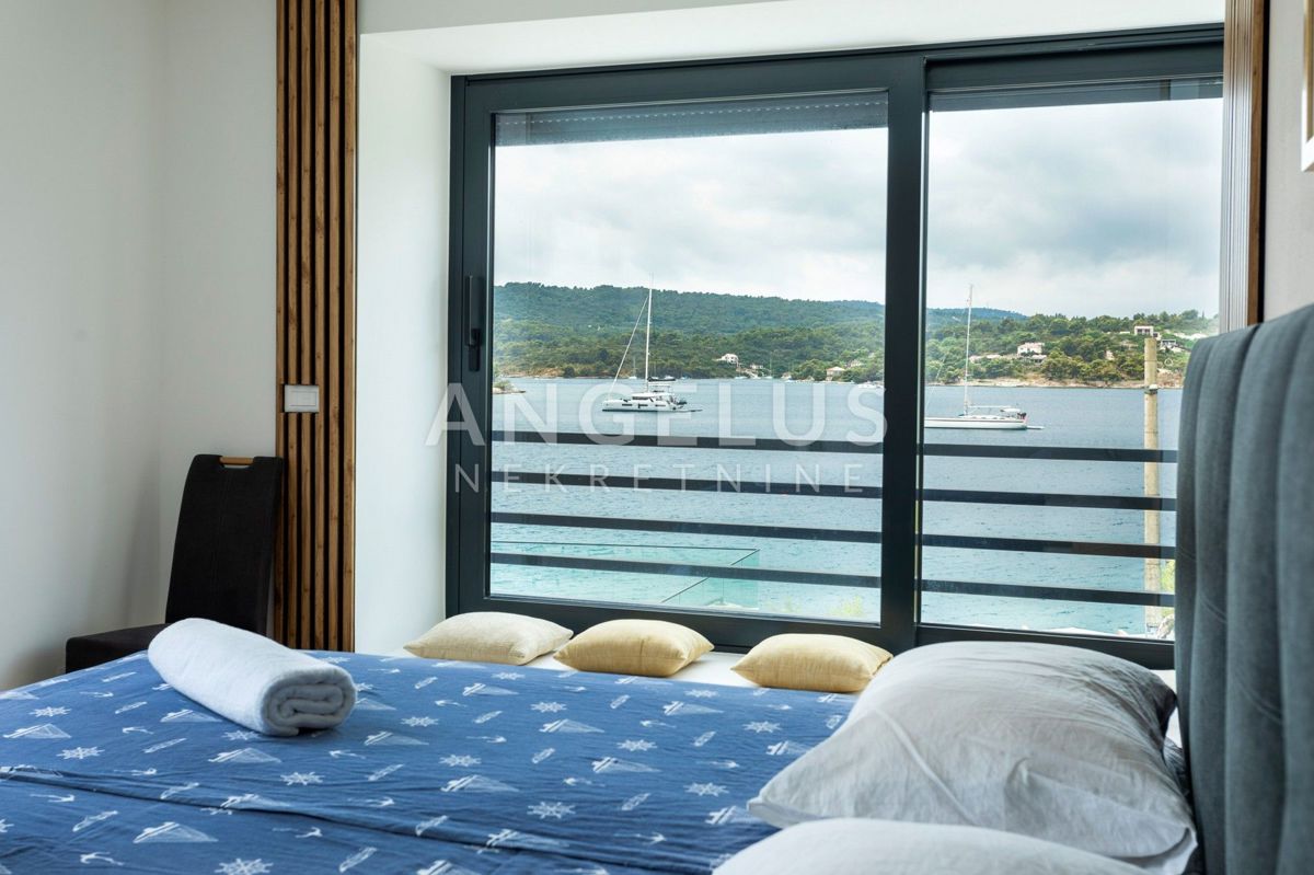 Šolta, Nečujam - novozgrajena ekskluzivna vila ob morju, PRODAJA