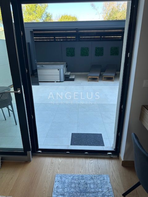 Istra, Pula - Luksuzno stanovanje z wellness centrom in dvoriščem, naprodaj!