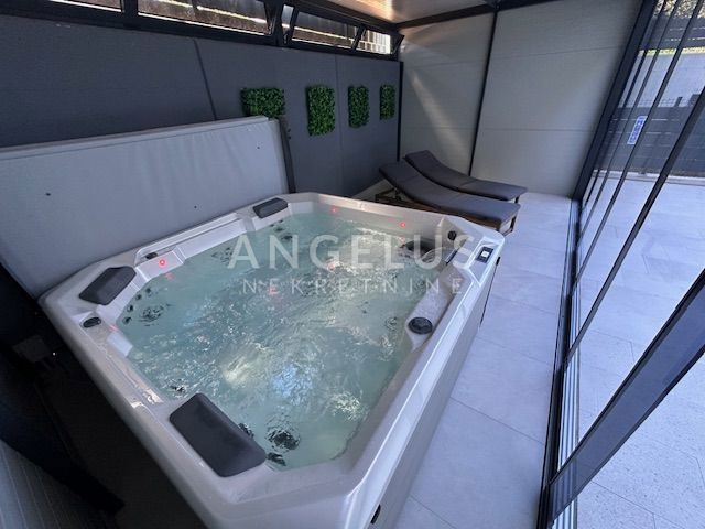 Istra, Pula - Luksuzno stanovanje z wellness centrom in dvoriščem, naprodaj!