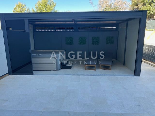 Istra, Pula - Luksuzno stanovanje z wellness centrom in dvoriščem, naprodaj!