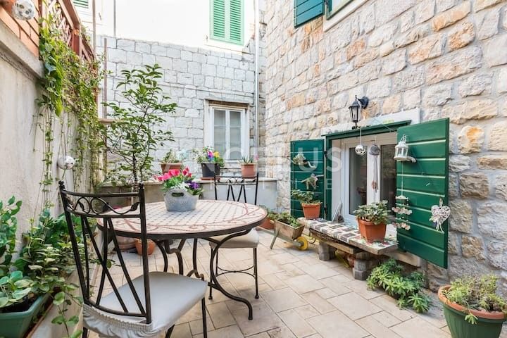 Hrvaška, Split, Varoš - Lepo urejeno stanovanje v kamniti hiši, 99 m2, NAPRODAJ