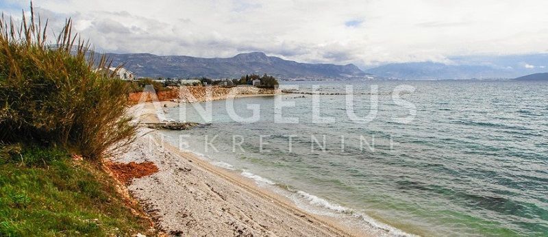 Trogir - gradbeno zemljišče prvi red do morja