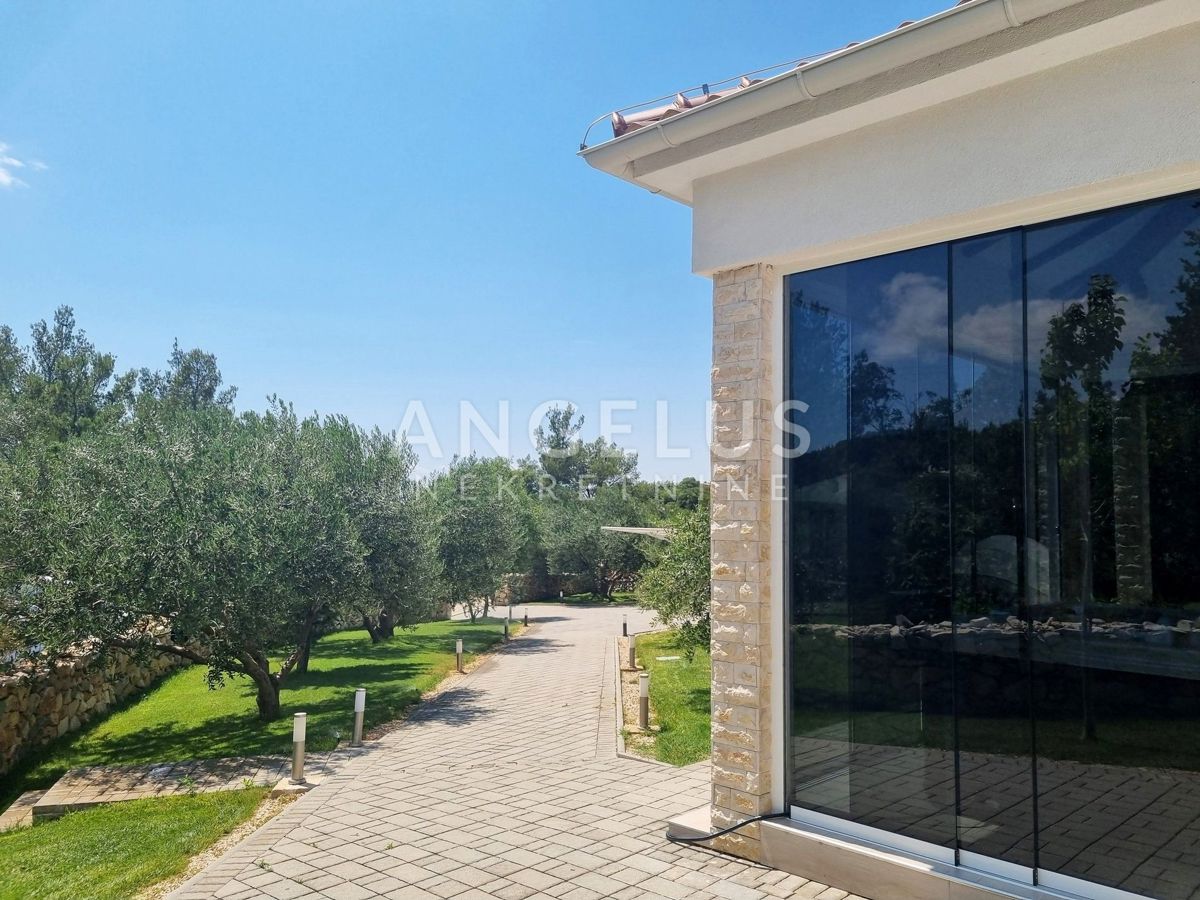 Šibenik - moderna vila z bazenom in vrtom