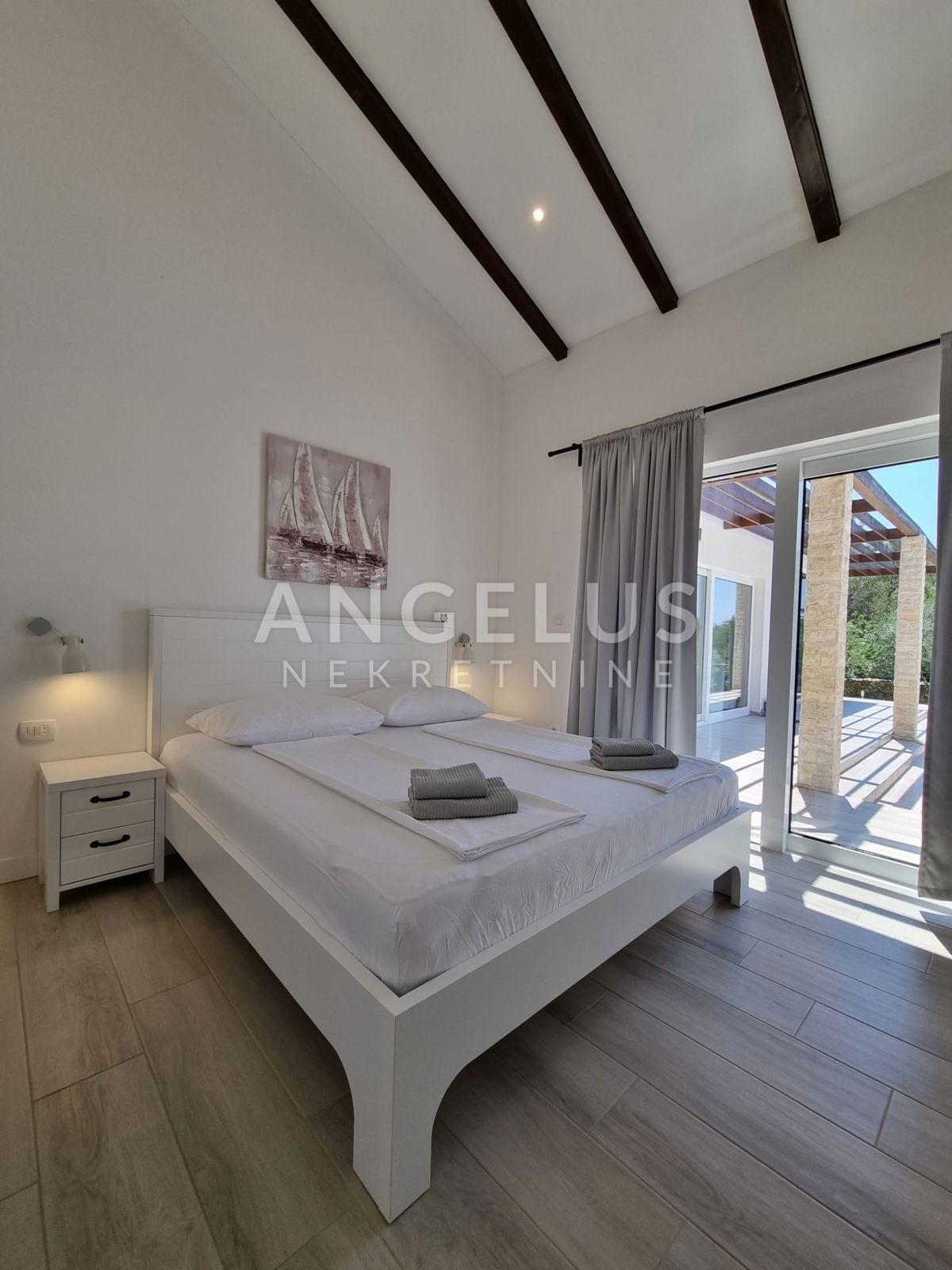 Šibenik - moderna vila z bazenom in vrtom