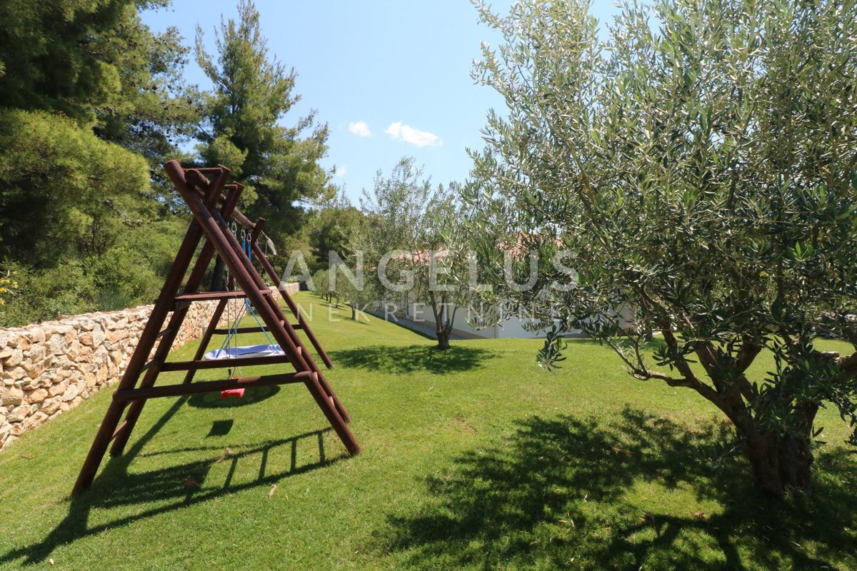 Šibenik - moderna vila z bazenom in vrtom