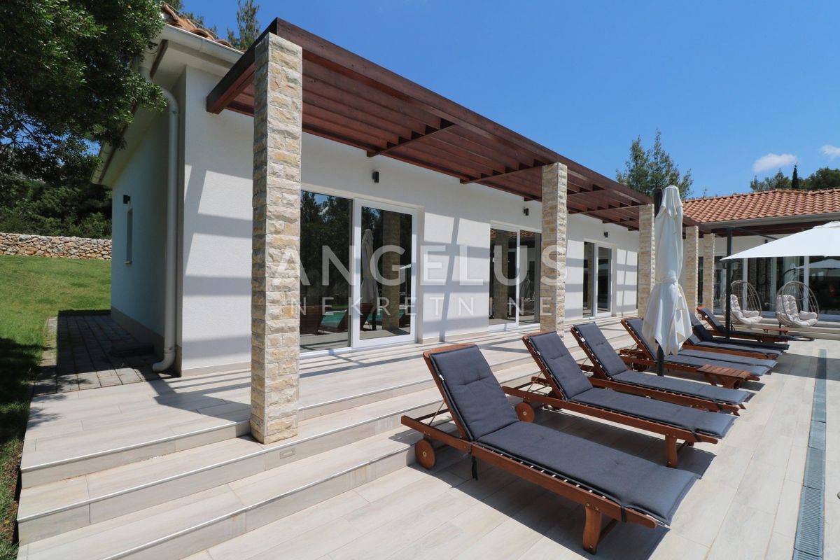 Šibenik - moderna vila z bazenom in vrtom