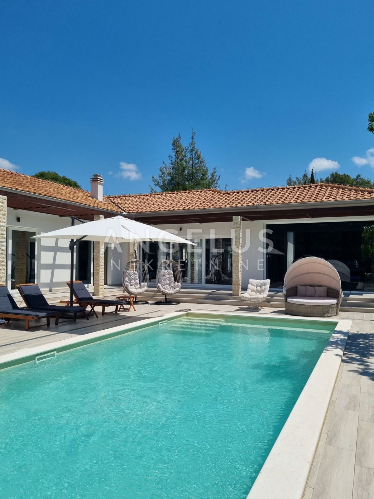 Šibenik - moderna vila z bazenom in vrtom