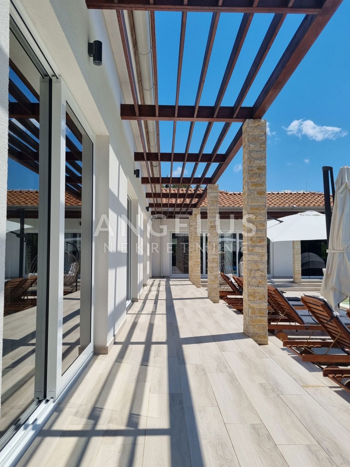 Šibenik - moderna vila z bazenom in vrtom