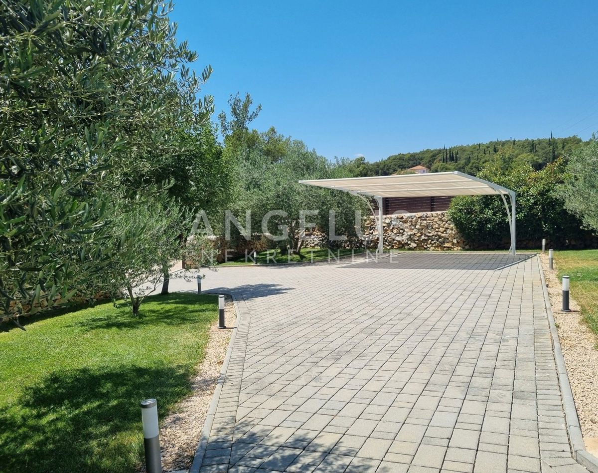 Šibenik - moderna vila z bazenom in vrtom
