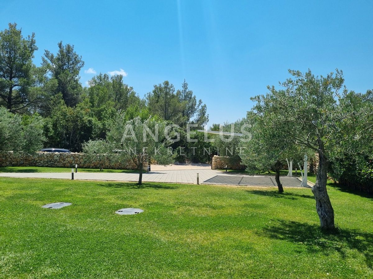 Šibenik - moderna vila z bazenom in vrtom