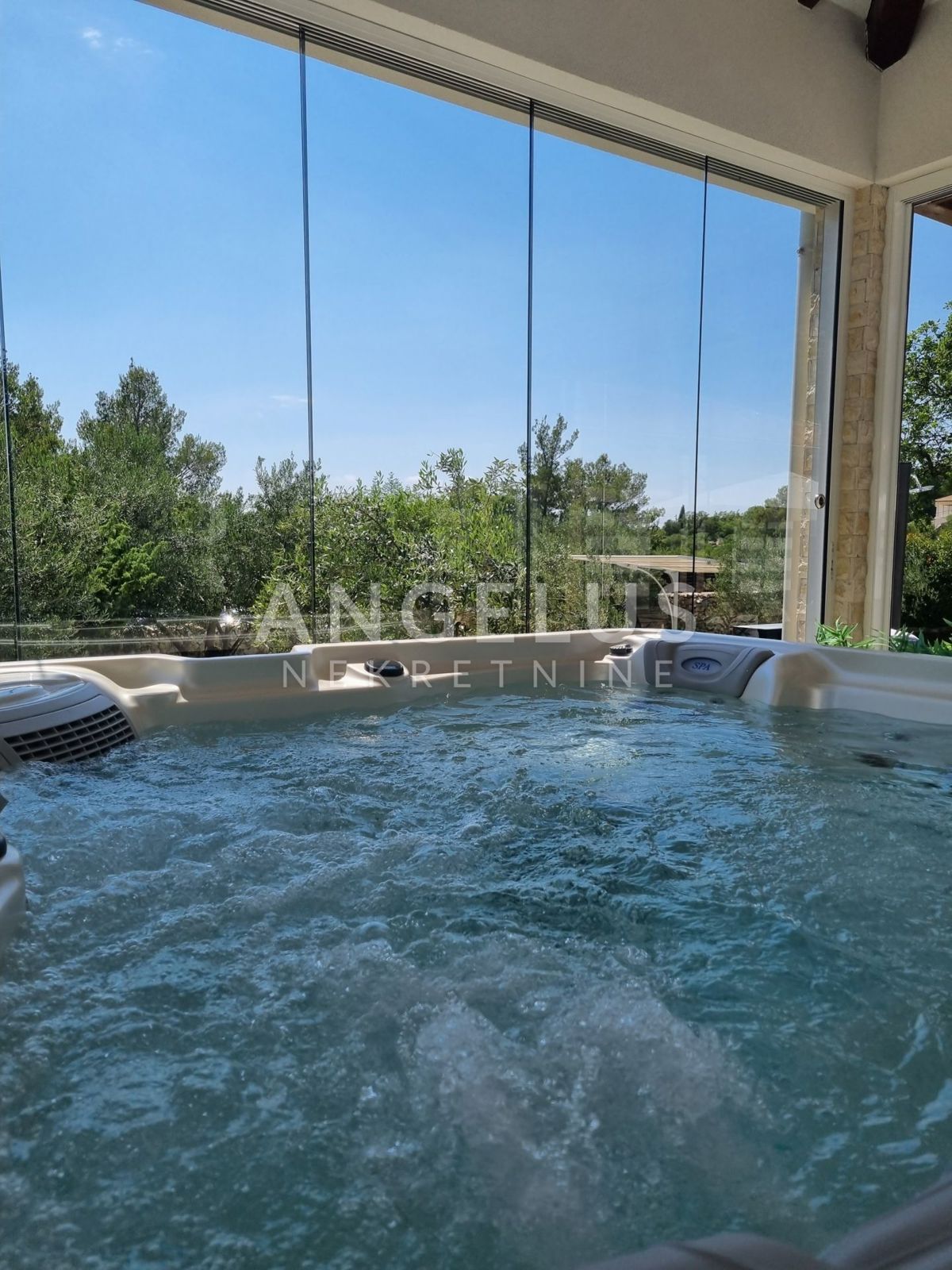 Šibenik - moderna vila z bazenom in vrtom