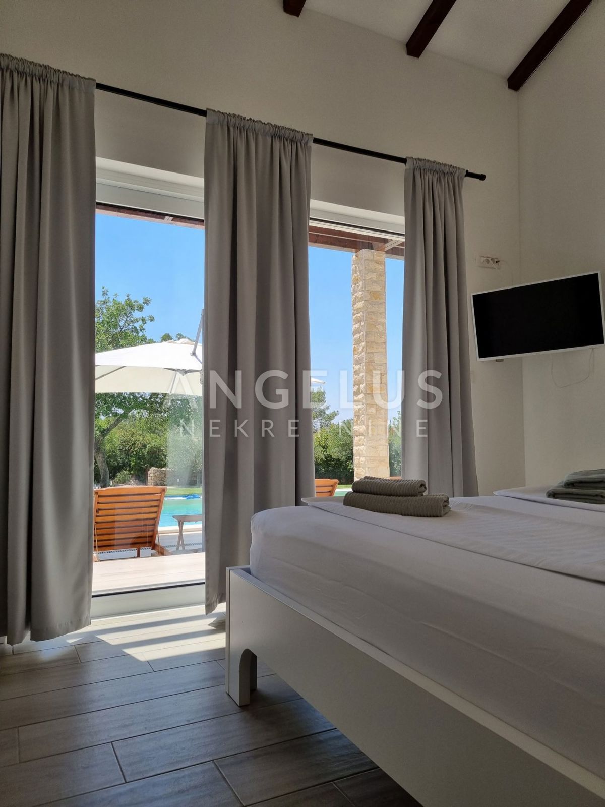 Šibenik - moderna vila z bazenom in vrtom