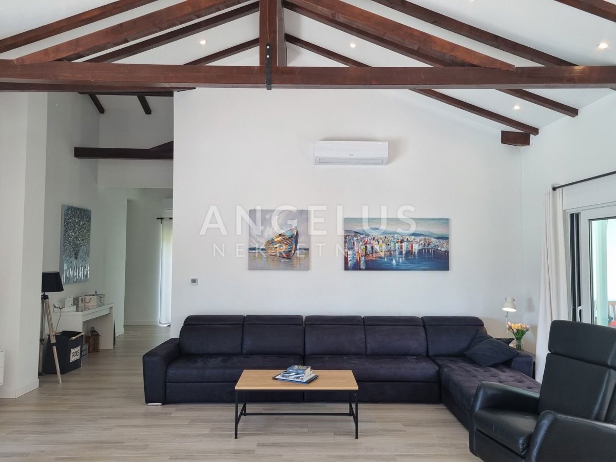 Šibenik - moderna vila z bazenom in vrtom