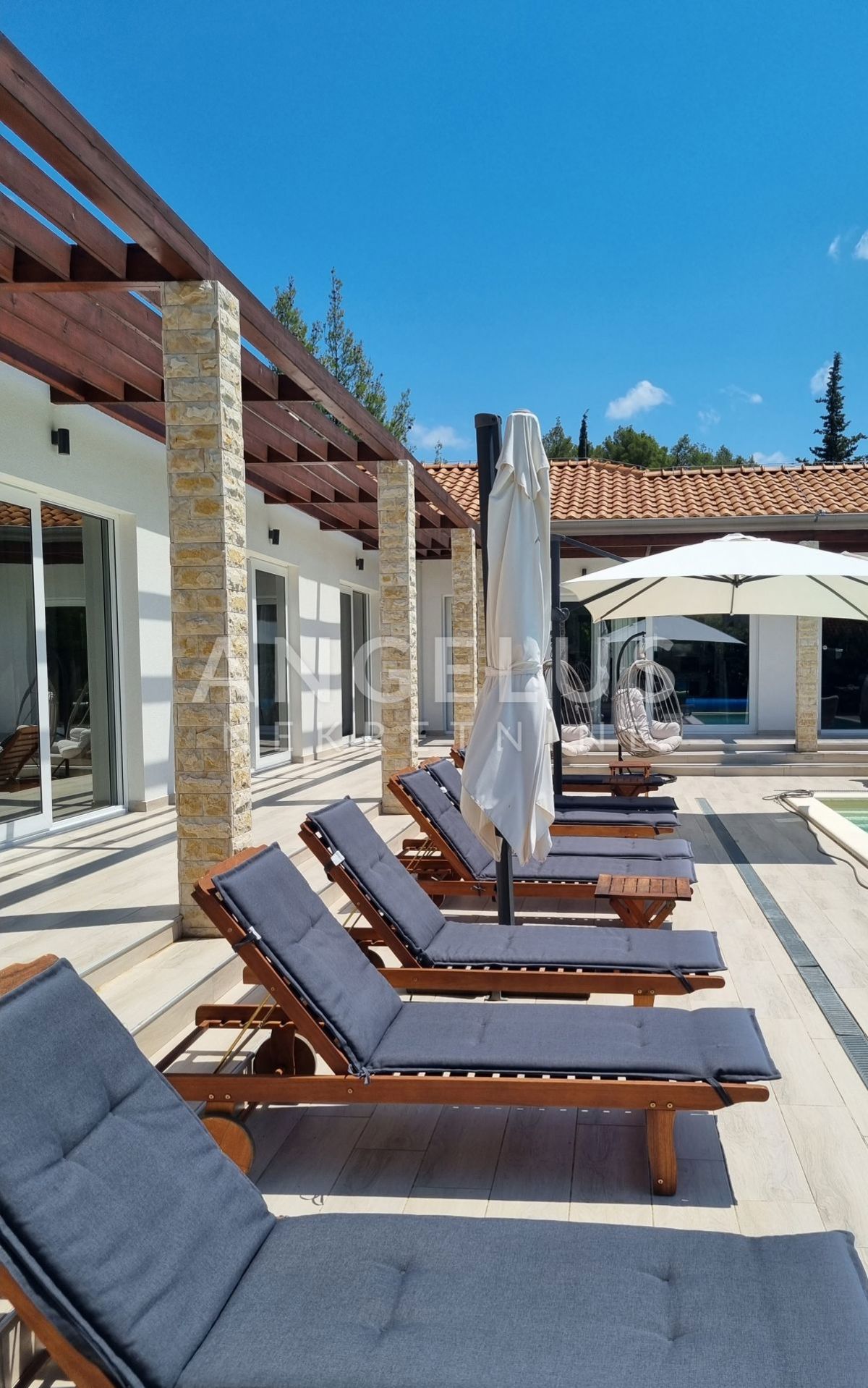 Šibenik - moderna vila z bazenom in vrtom