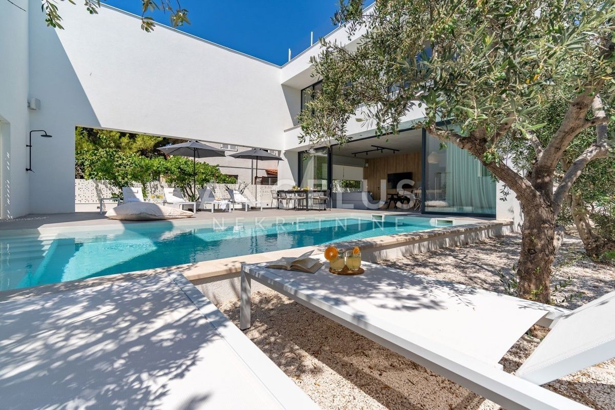 Hrvaška, Brač - Luksuzna moderna vila z bazenom, savno in pogledom na morje, 366 m2