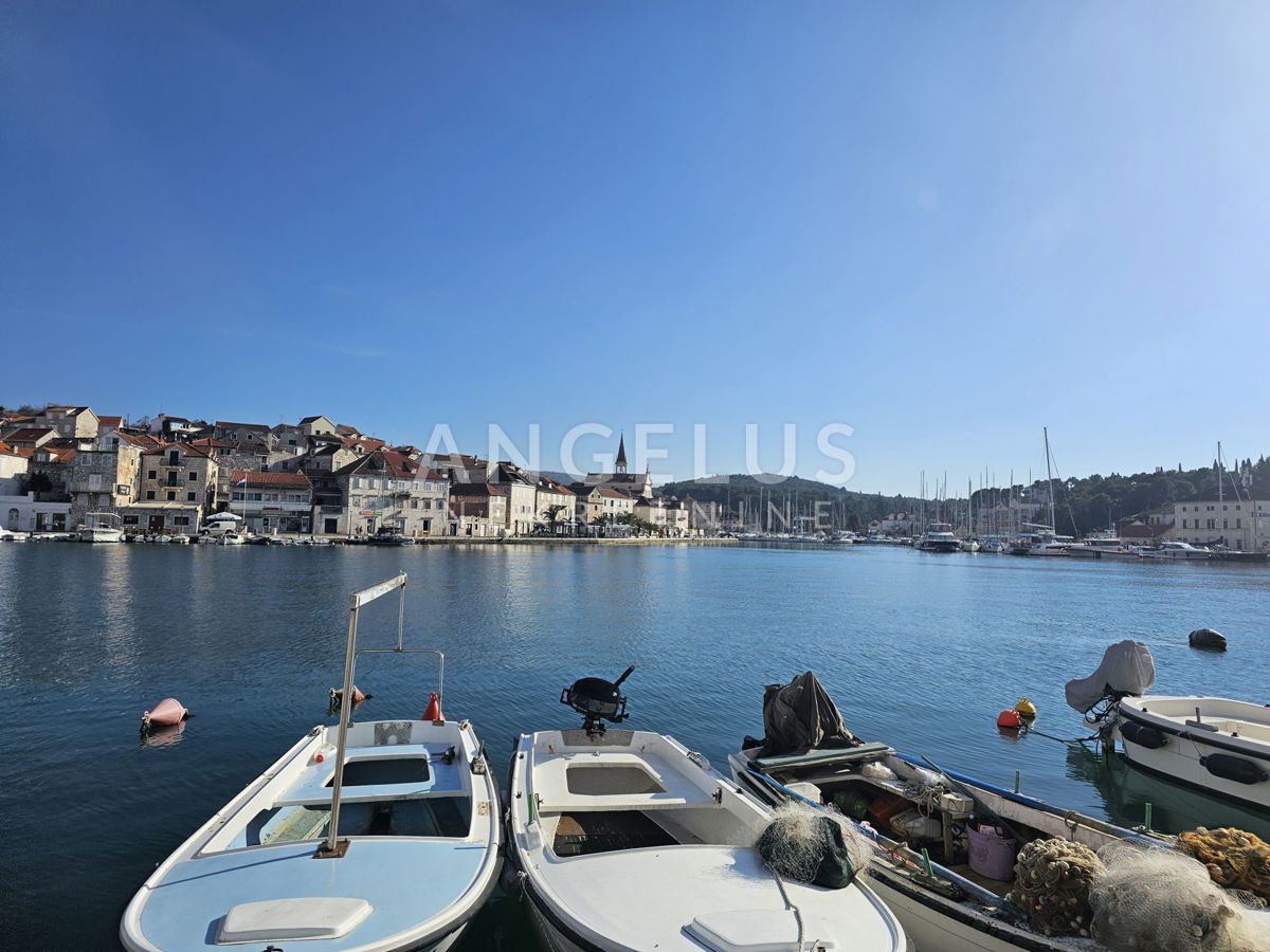 Brač, Milna - gradbeno zemljišče v bližini Rive, 400 m2