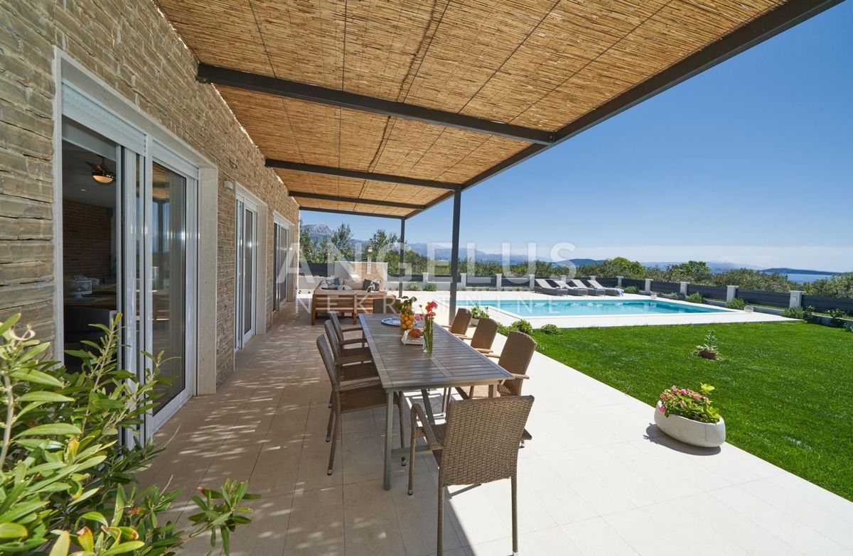 Hrvaška, Kaštel Novi - Luksuzna moderna vila z bazenom in pogledom na morje