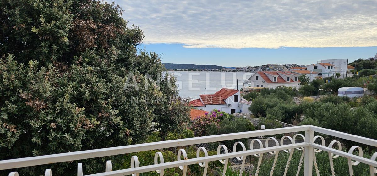 Rogoznica - hiša ob morju s privezom za čolne, 154 m2
