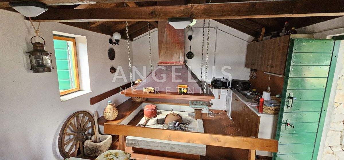 Rogoznica - hiša ob morju s privezom za čolne, 154 m2