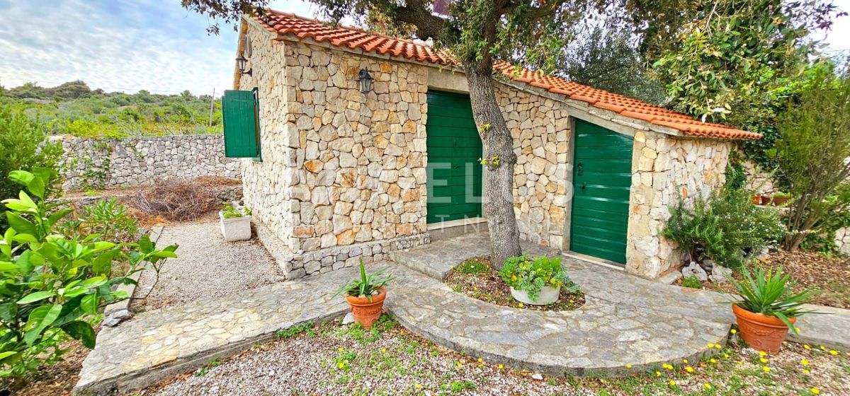 Rogoznica - hiša ob morju s privezom za čolne, 154 m2