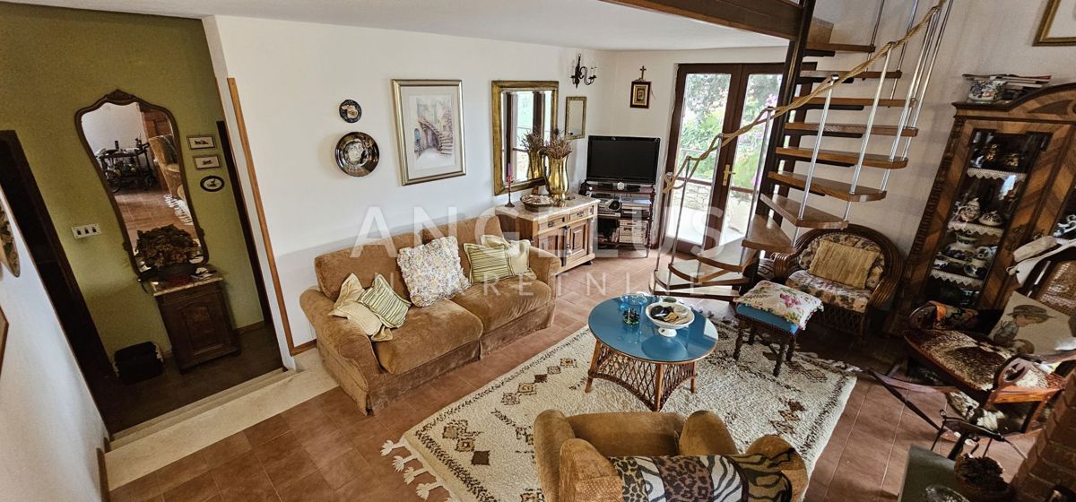 Rogoznica - hiša ob morju s privezom za čolne, 154 m2