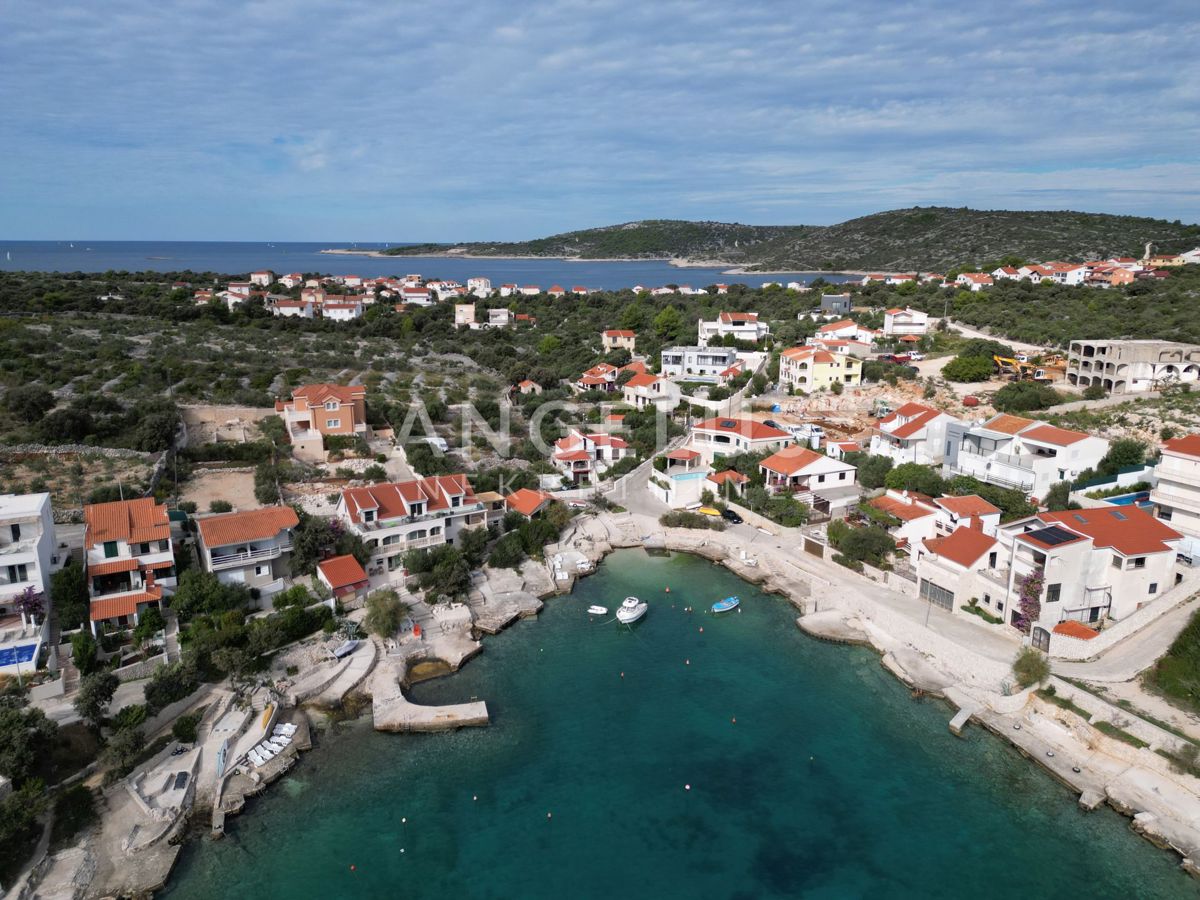 Rogoznica - hiša ob morju s privezom za čolne, 154 m2