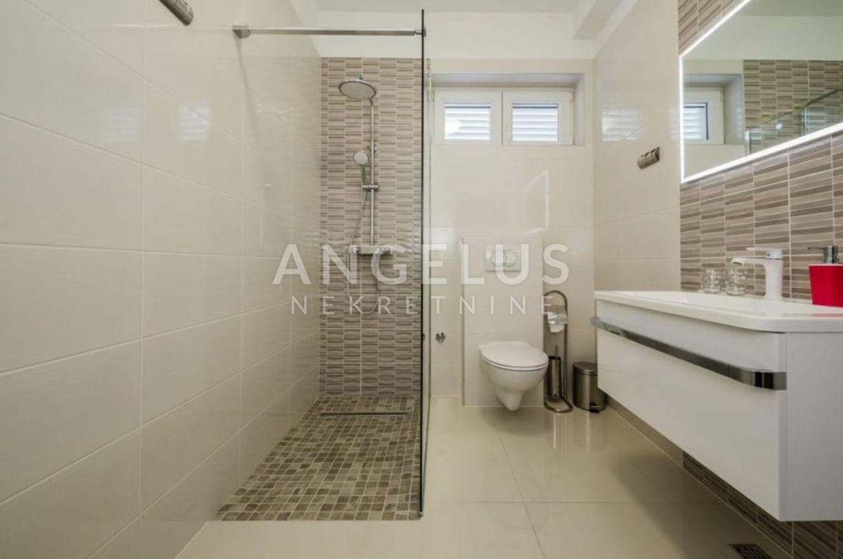 Kaštela - Apartmajska hiša v bližini morja, 360 m2