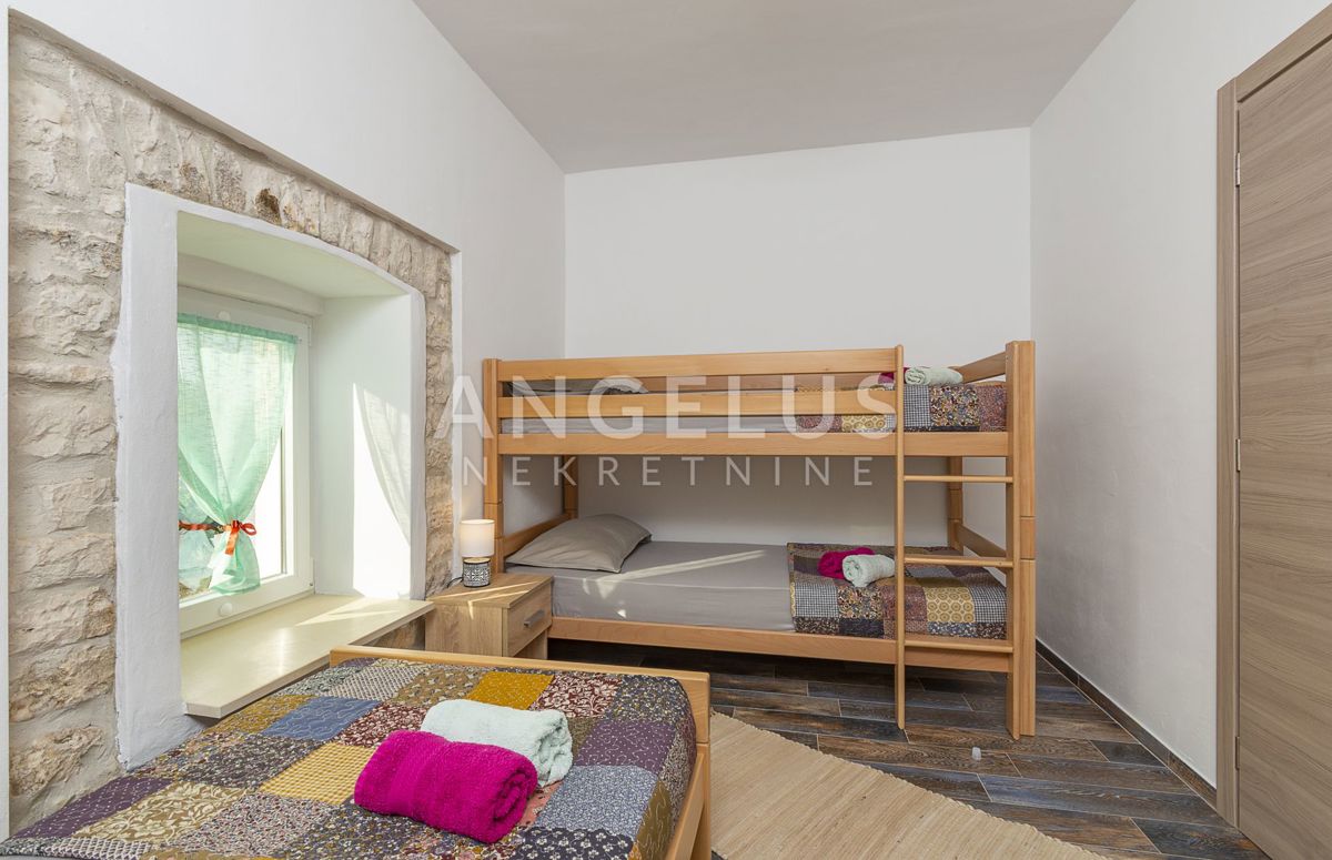 Istra, Juršići - Vrstna hiša z bazenom 100 m2