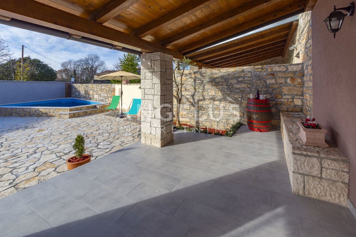 Istra, Juršići - Vrstna hiša z bazenom 100 m2