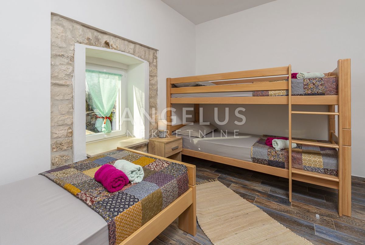 Istra, Juršići - Vrstna hiša z bazenom 100 m2