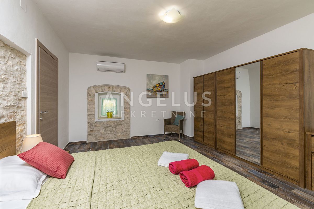 Istra, Juršići - Vrstna hiša z bazenom 100 m2