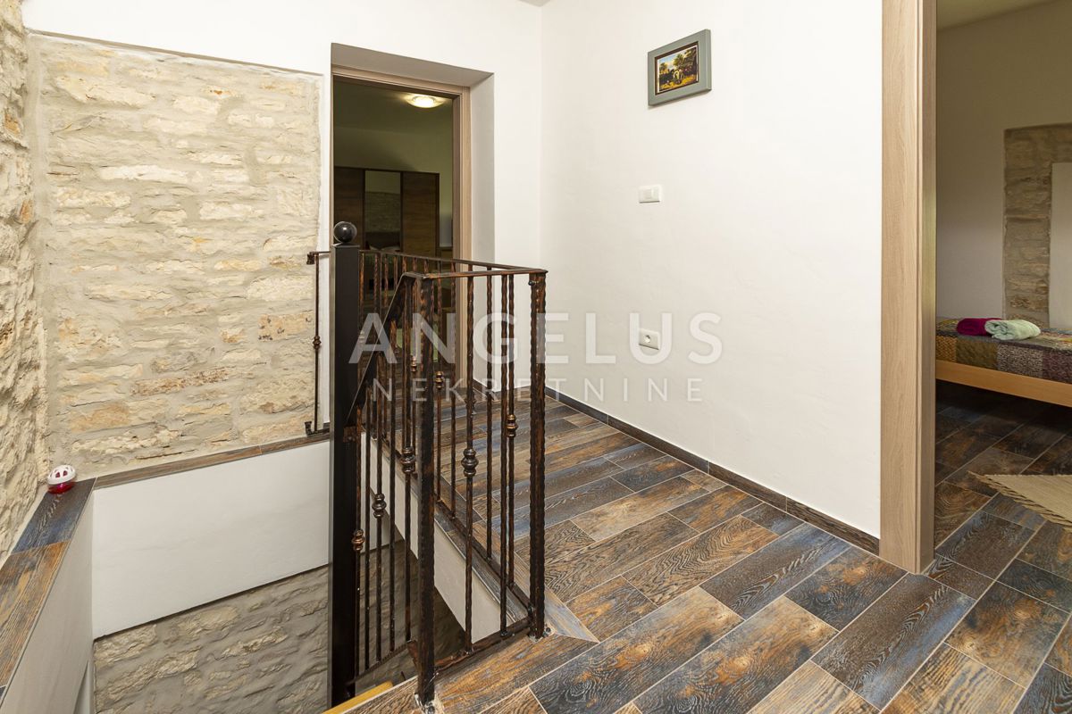 Istra, Juršići - Vrstna hiša z bazenom 100 m2