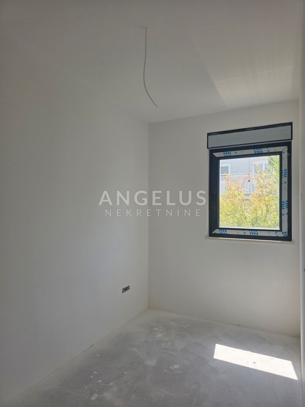 Kaštel Lukšić - NOVOZGRAJENO trisobno stanovanje, 2 parkirni mesti, strešna terasa