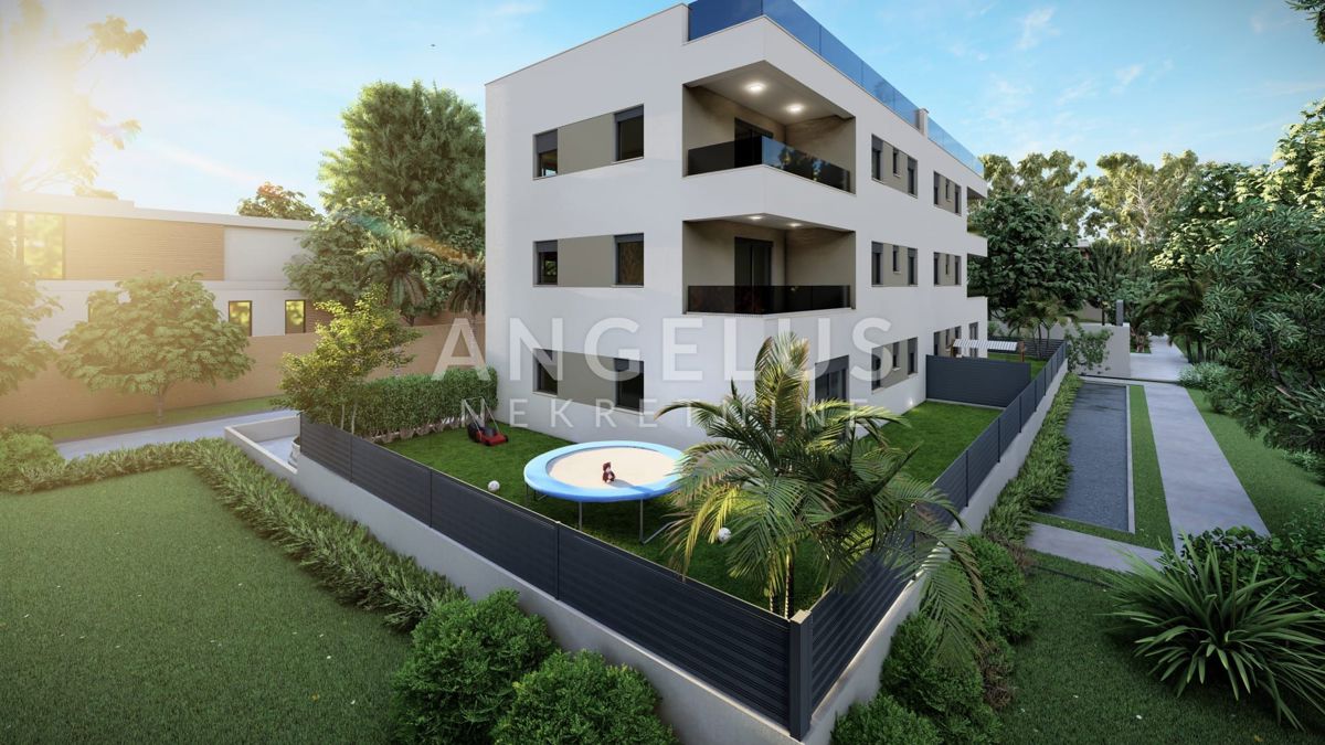 Kaštel Lukšić - NOVOZGRAJENO trisobno stanovanje, 2 parkirni mesti, strešna terasa