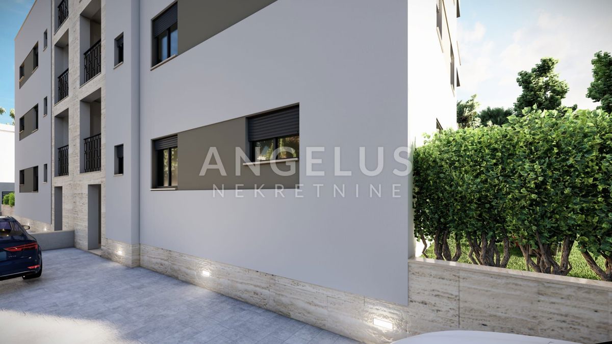 Kaštel Lukšić - NOVOZGRAJENO trisobno stanovanje, 2 parkirni mesti, strešna terasa