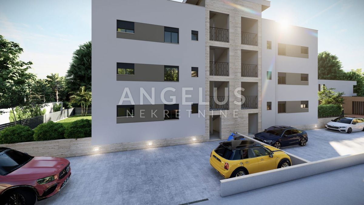 Kaštel Lukšić - NOVOZGRAJENO trisobno stanovanje, 2 parkirni mesti, strešna terasa