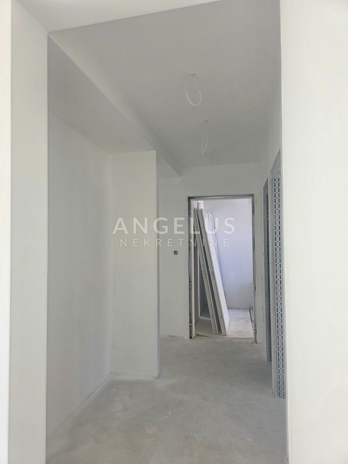 Kaštel Lukšić - NOVOZGRAJENO trisobno stanovanje, 2 parkirni mesti, strešna terasa