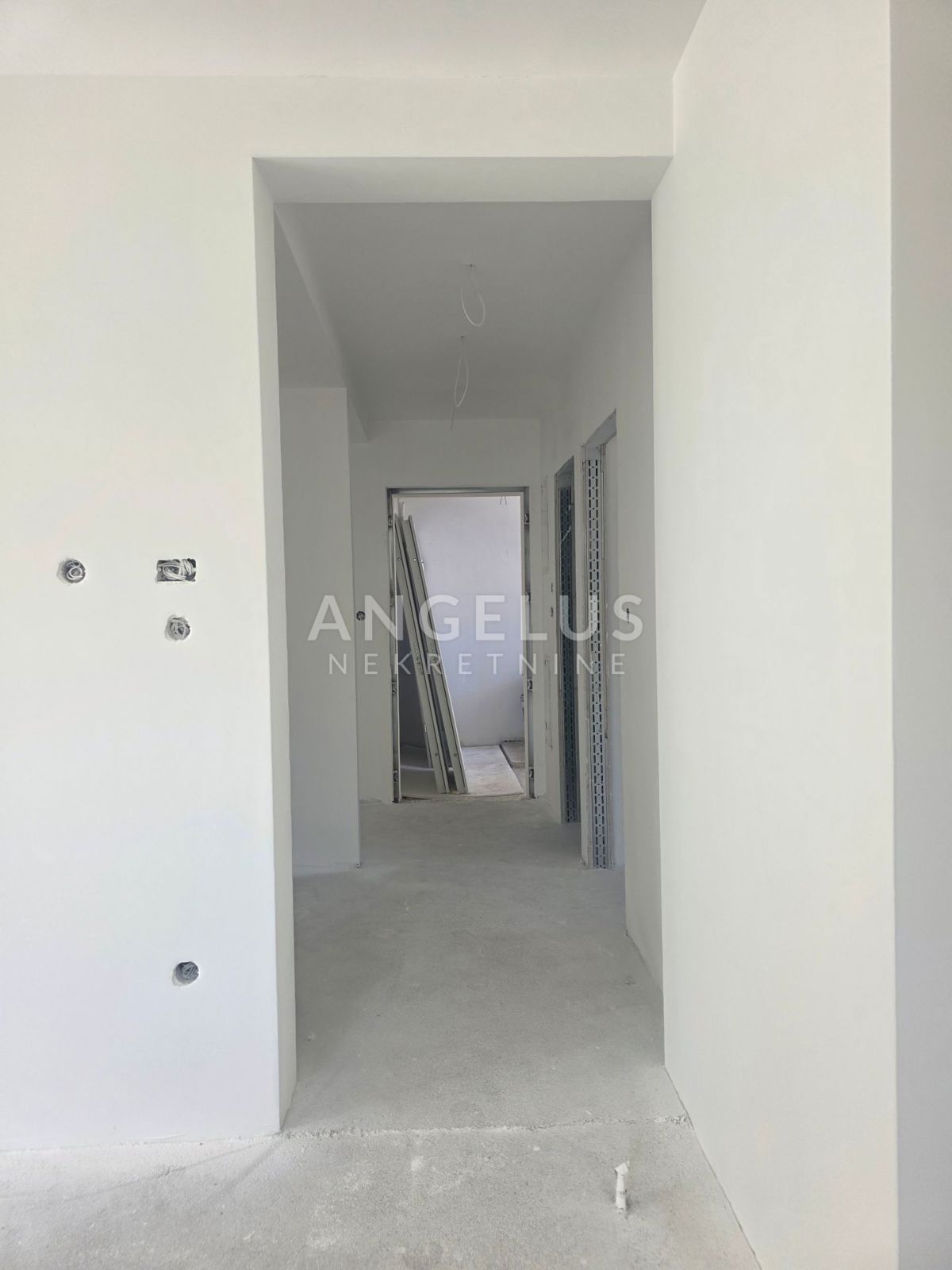 Kaštel Lukšić - NOVOZGRAJENO trisobno stanovanje, 2 parkirni mesti, strešna terasa