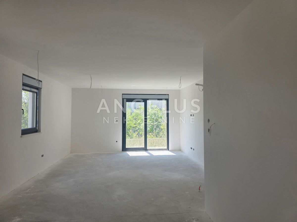 Kaštel Lukšić - NOVOZGRAJENO trisobno stanovanje, 2 parkirni mesti, strešna terasa