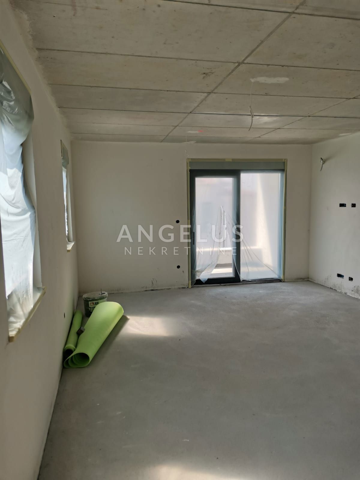 Kaštel Lukšić - NOVOZGRAJENO trisobno stanovanje, 2 parkirni mesti, strešna terasa