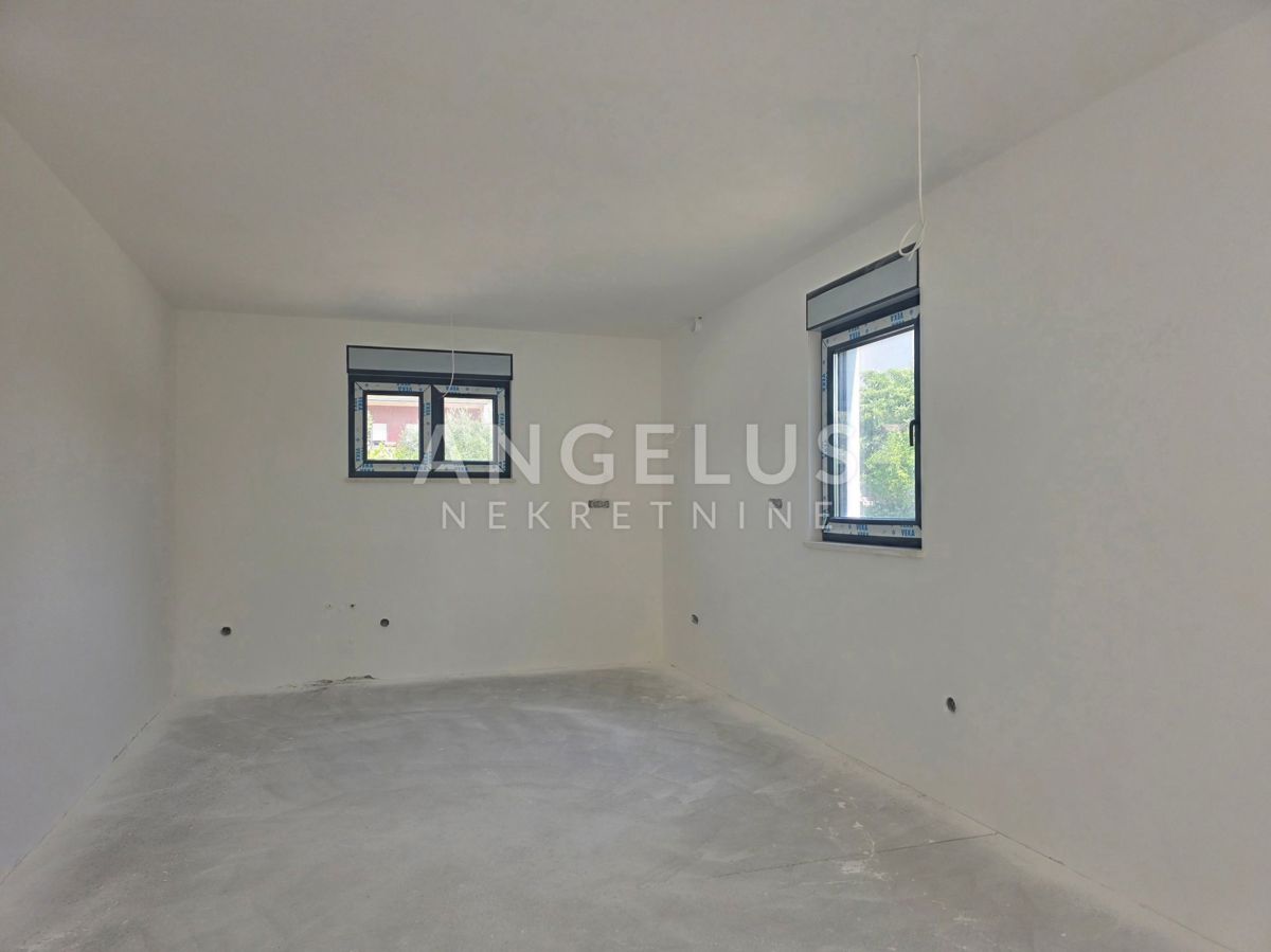 Kaštel Lukšić - NOVOZGRAJENO trisobno stanovanje, 2 parkirni mesti, strešna terasa