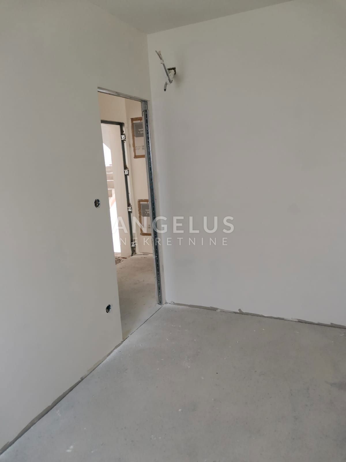 Kaštel Lukšić - NOVOZGRAJENO trisobno stanovanje, 2 parkirni mesti, strešna terasa